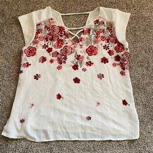 Maurice’s red roses women’s casual top. Size xl